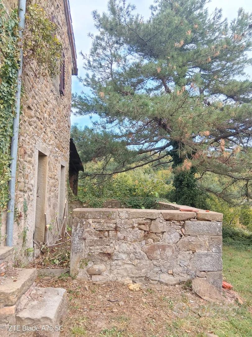 CASALE CON TERRENO E LAGHETTO FRA UMBRIA E TOSCANA - Altro