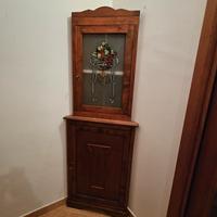 Angoliera in legno con vetrina decorata