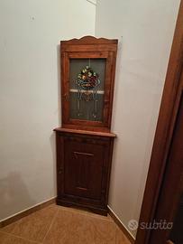 Angoliera in legno con vetrina decorata