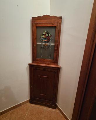 Angoliera in legno con vetrina decorata