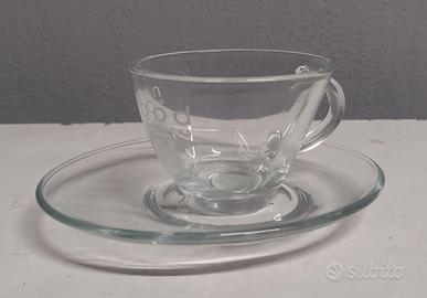 Tazzine da caffè in vetro con piattini