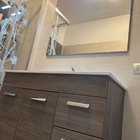 Mobile bagno sospeso con specchio e luce.
