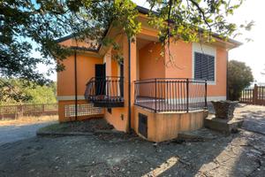 Graziosa villetta nella campagna calabrese