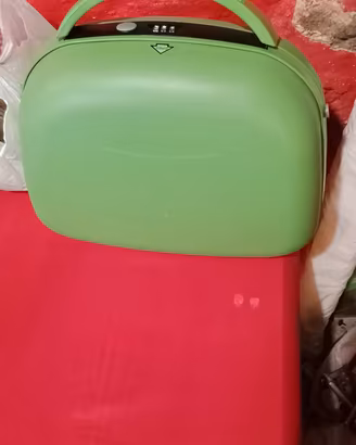 piccola valigia con combinazione da viaggio 