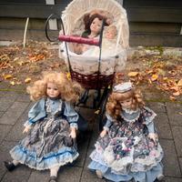 Tre bambole grandi, un bambolotto, una carrozzina