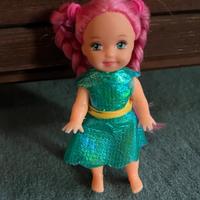 Bambolina con capelli rosa e vestito verde brillan