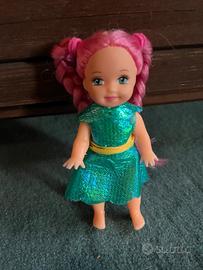 Bambolina con capelli rosa e vestito verde brillan