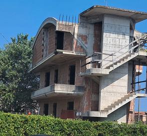 Villa allo stato grezzo con ampio giardino