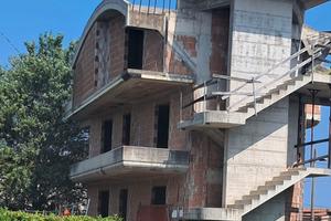 Villa allo stato grezzo con ampio giardino