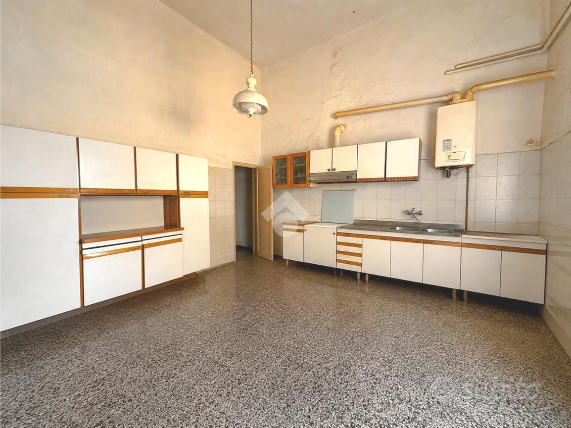 4 LOCALI A LIVORNO