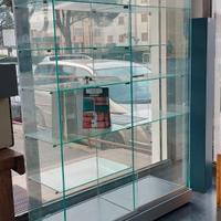 vetrinetta in vetro a 10 ripiani