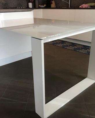 Tavolo di design in vetro