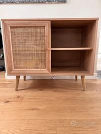 Elegante mobile in effetto rovere con rattan