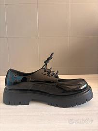 Stringate derby nere lucide con zeppa/platform T43