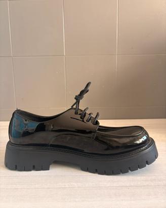 Stringate derby nere lucide con zeppa/platform T43