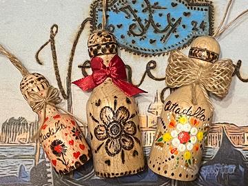 Oggetti di legno, pirografati e dipinti a mano