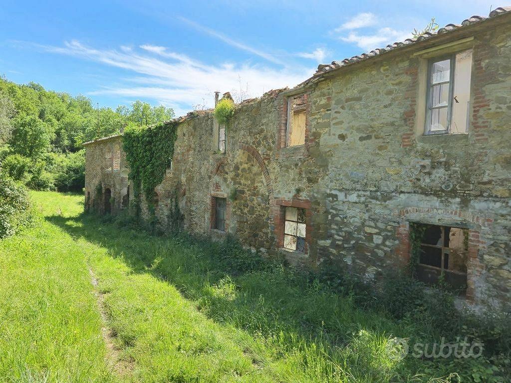 Rustico / Casale di 975 m² con più di 5 locali e b - Altro
