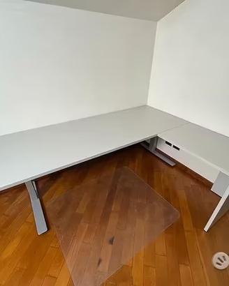Scrivania angolare da ufficio o studi