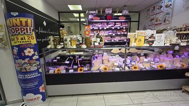 Attività commerciale di supermercato con arredi