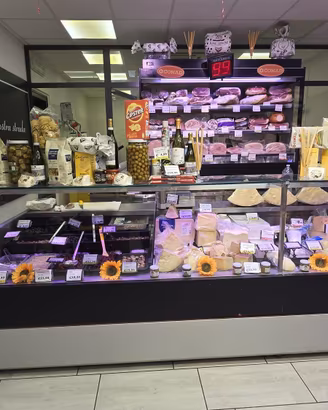 Attività commerciale di supermercato con arredi