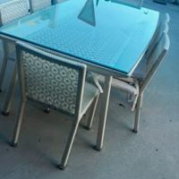 Tavolo bianco da esterno con piano in vetro