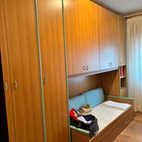 Camera a ponte con letto e armadi