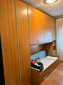 Camera a ponte con letto e armadi