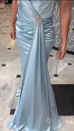 Abito da sera azzurro satinato con spacco e strass