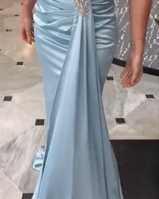 Abito da sera azzurro satinato con spacco e strass