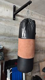 Sacco da boxe e guantoni