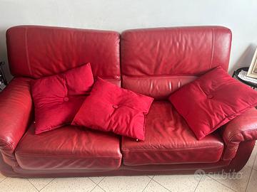 Divano di pelle rosso