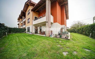 QUADRILOCALE IN CLASSE B AL PIANO TERRA CON GIARDI