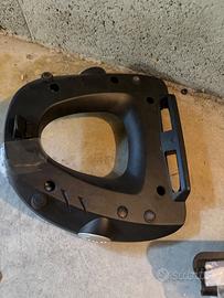 Portapacchi GIVI SR7070 con piastra per Sym ADX