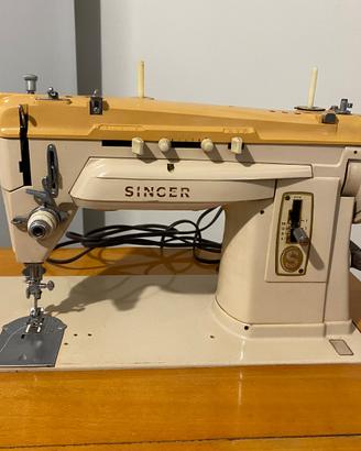 Macchina da cucire Singer con mobile