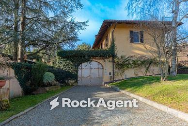 Villa di 800 m² con più di 5 locali e box auto a C