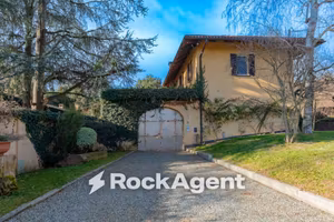 Villa di 800 m² con più di 5 locali e box auto a C