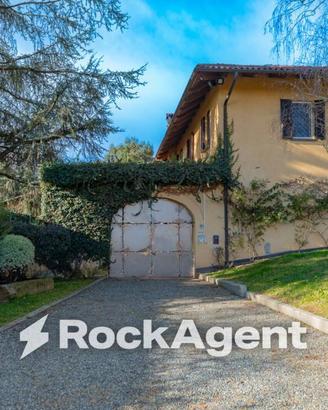 Villa di 800 m² con più di 5 locali e box auto a C