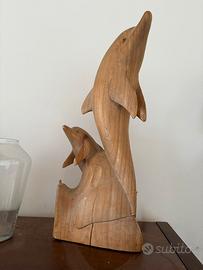 Scultura in legno che rappresenta due delfini
