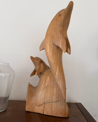 Scultura in legno che rappresenta due delfini