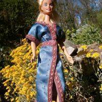 Abito elegante di raso azzurro per Barbie
