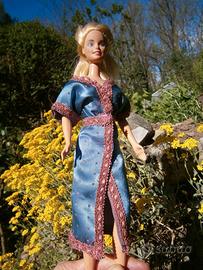 Abito elegante di raso azzurro per Barbie