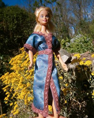 Abito elegante di raso azzurro per Barbie