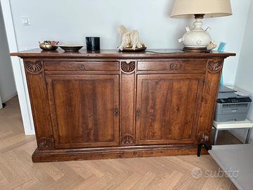 Credenza bassa artigianale intagliata a mano