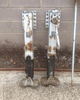 piedi d'appoggio per semirimorchio