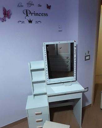 specchiera bambina e trucco e cassetti