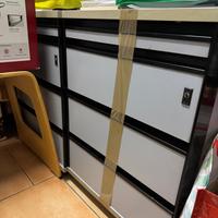 Dattilo sotto scrivania con ruote