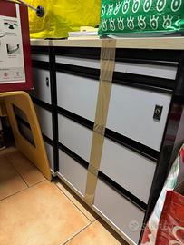 Dattilo sotto scrivania con ruote