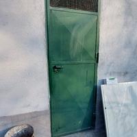 Porta in ferro con telaio e maniglia