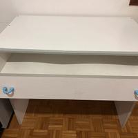 Scrivania bianca con cassetto