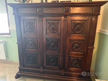 Scrivania, 4 sedie e libreria